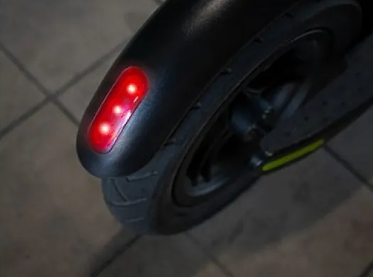 elektrokolobezka zadni svetlo